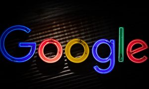 El logo de Google con el fondo negro