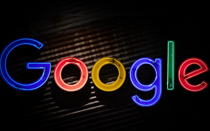 El logo de Google con el fondo negro