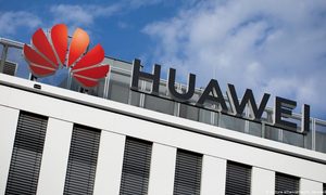 La imagen muestra el logo de Huawei sobre uno de sus edificios corporativos.