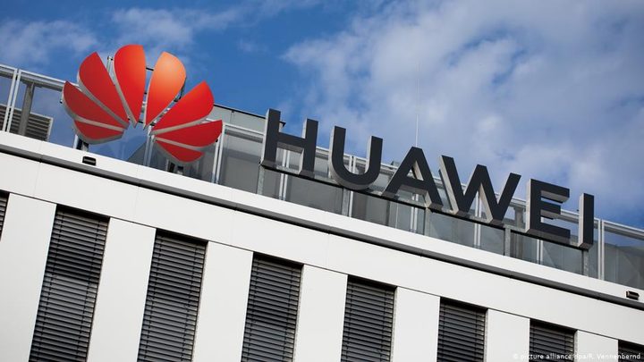La imagen muestra el logo de Huawei sobre uno de sus edificios corporativos.