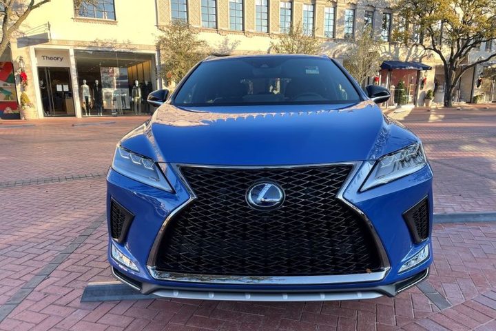 Lexus RX 450H Black Line de frente con su enorme parrilla y logo