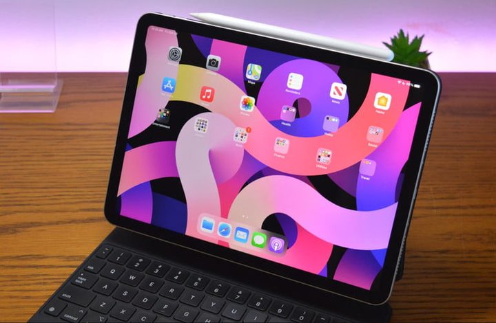 iPad Air 4 sobre una mesa de madera