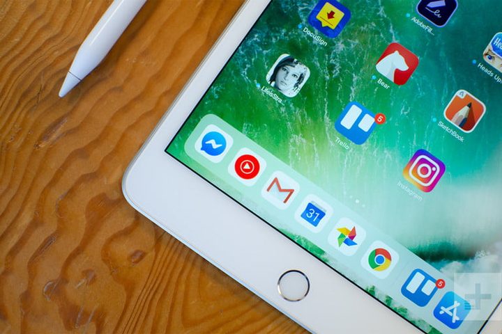 Tableta sobre superficie de madera junto al Apple Pencil para comparar iPad Mini 5 vs. iPad Mini