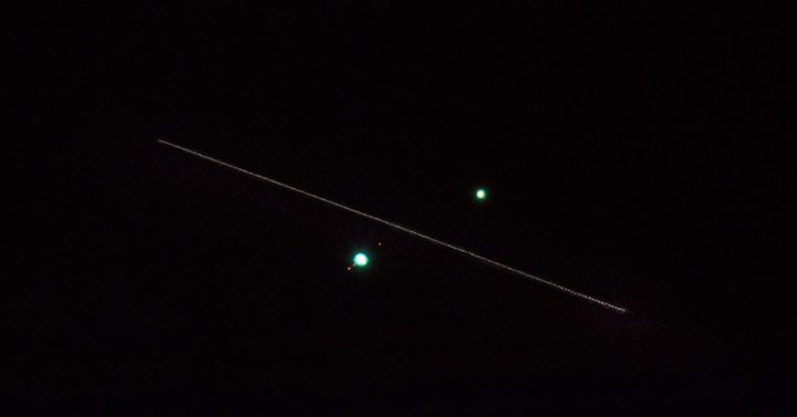 La imagen muestra el paso de la EEI durante la conjunción entre Júpiter y Saturno.