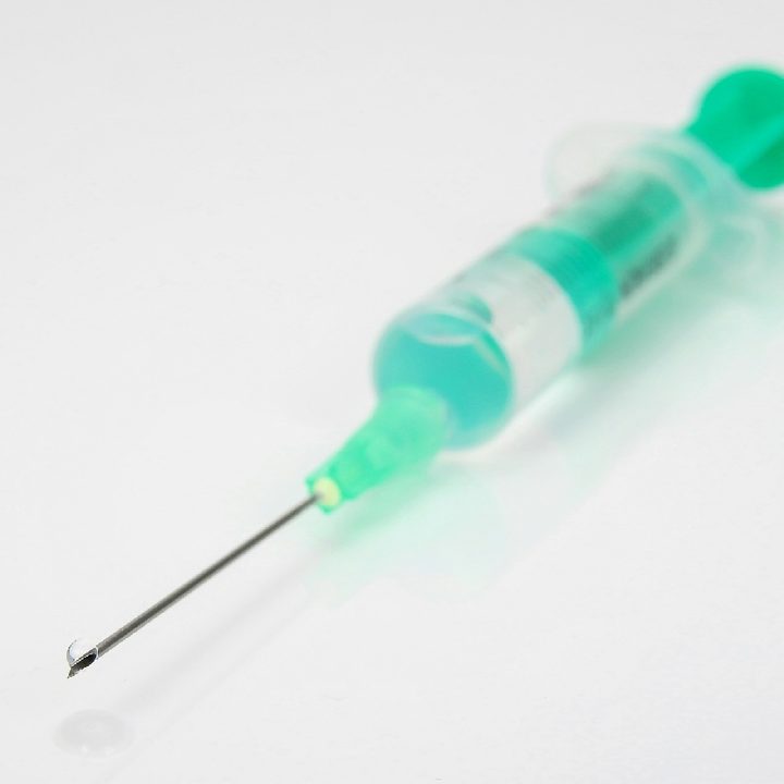 Una jeringa con una vacuna contra el COVID-19