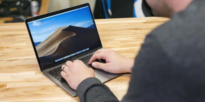 Un hombre usando una laptop para instalar la nueva versión de MacOS Big Sur