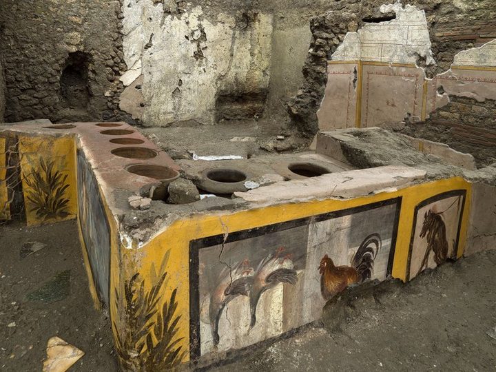 La imagen muestra los restos de un termopolio hallado en Pompeya.