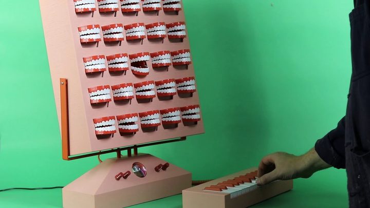 La imagen muestra el sintetizador Voc-25, creado por el diseñador Love Hultén.