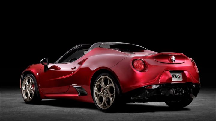 La imagen muestra el nuevo Alfa Romeo 4C Spider Stradale 33 Tributo.