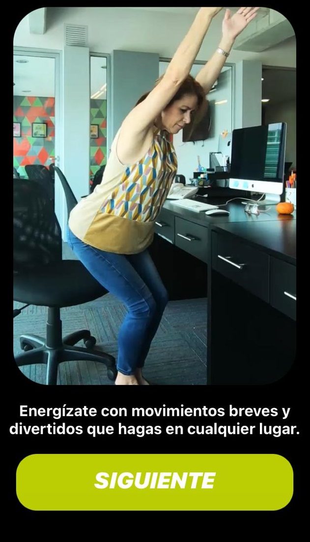 Mujer de pie usando Wakeout¡