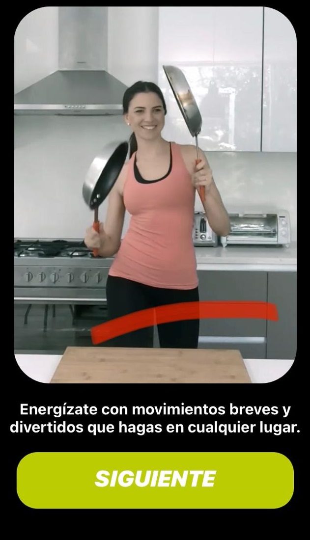 Mujer en la cocina usando Wakeout¡