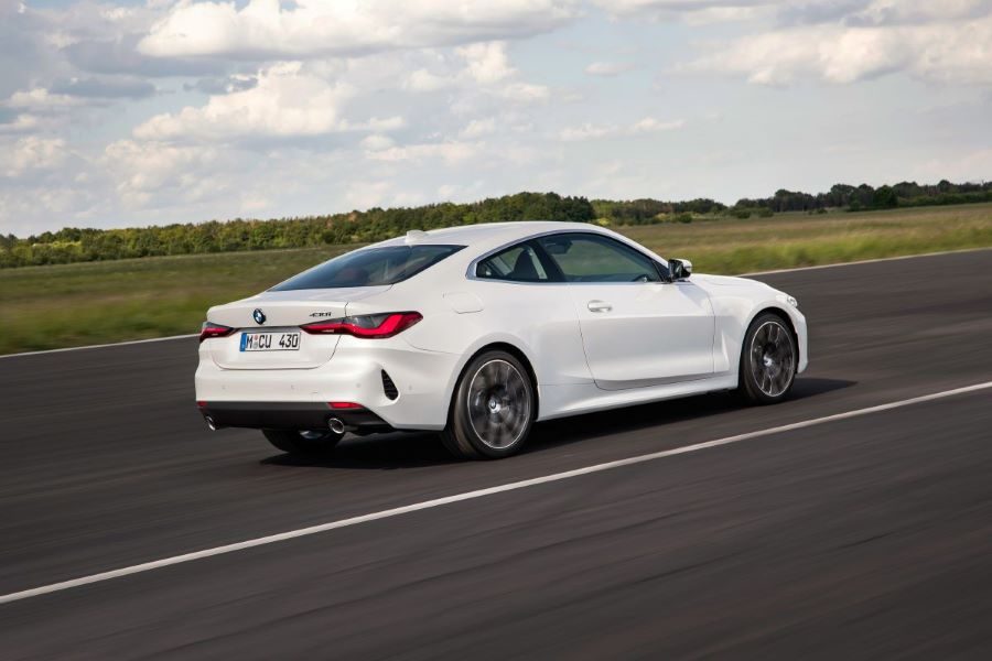 BMW 430i Coup&eacute; en una carretera 2
