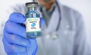 Un médico muestra una dosis de la vacuna de Pfizer y BioNTech contra el COVID-19