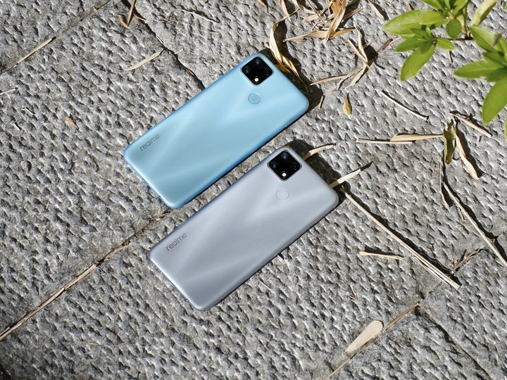 dos teléfonos realme 7i vistos por la parte de atras, uno gris y otro blanco