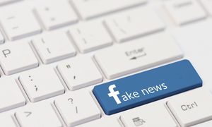 La imagen muestra una representación de las noticias falsas en las redes sociales, específicamente en Facebook.
