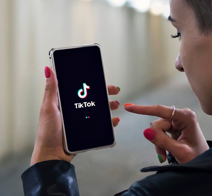 La imagen muestra a una usuaria utilizando la aplicación Tik Tik.