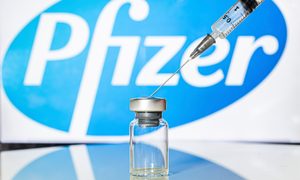 La imagen muestra la vacuna de Pfizer.