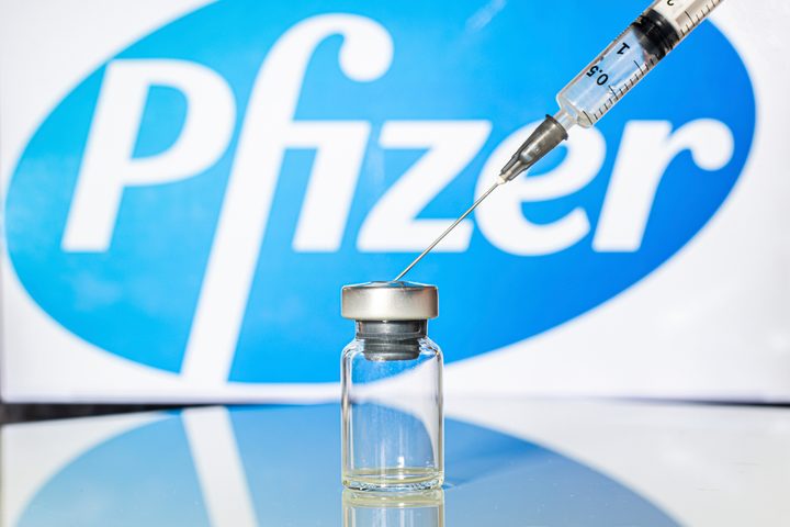 La imagen muestra la vacuna de Pfizer.