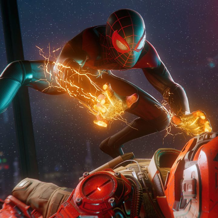 Spider-Man Miles Morales sometiendo a uno de sus enemigos que esta en el suelo derrotado.