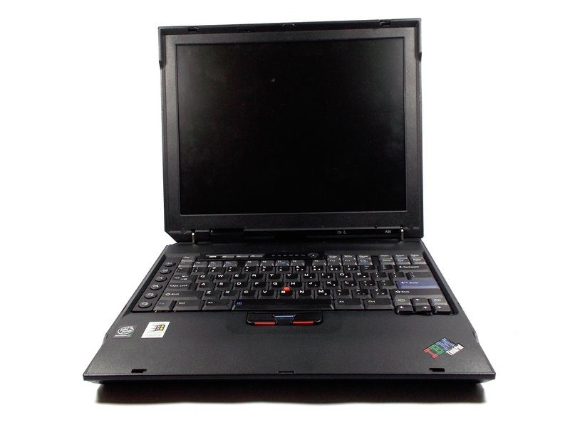 Una computadora portátil Thinkpad A30.