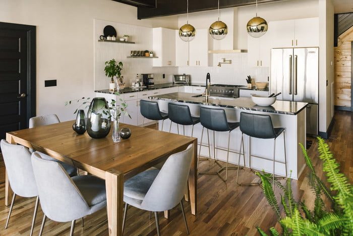 Cocina y desayunador de West Elm, uno de los mejores lugares para encontrar fondos virtuales en Zoom