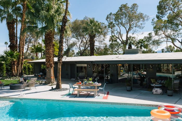 Alberca en casa de West Elm, uno de los mejores lugares para encontrar fondos virtuales en Zoom