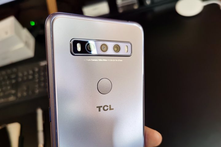 Detalle de la óptica trasera del TCL 10 SE