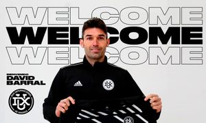 La imagen muestra a David Barral, el primer futbolista de la historia en ser fichado en bitcoins.