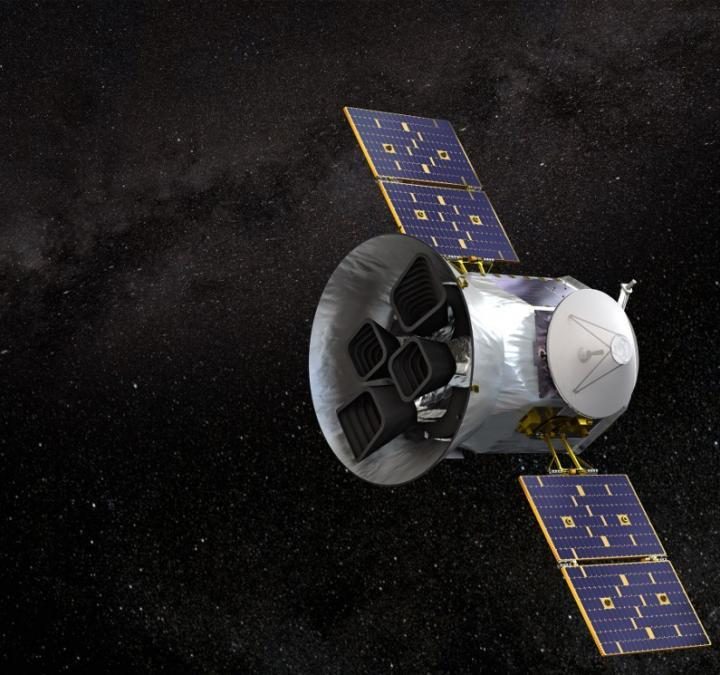 La imagen muestra el satélite TESS de la NASA.