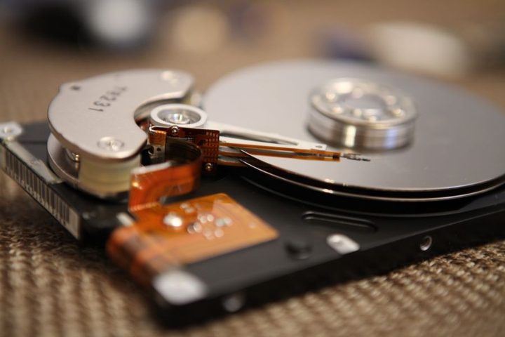 Interior de HDD para aprender cómo desfragmentar un disco duro
