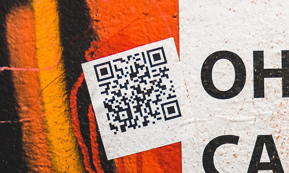 Un código QR pegado en un muro.