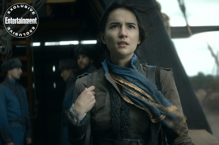 La imagen muestra una escena de la serie Shadow and Bone, de Netflix.