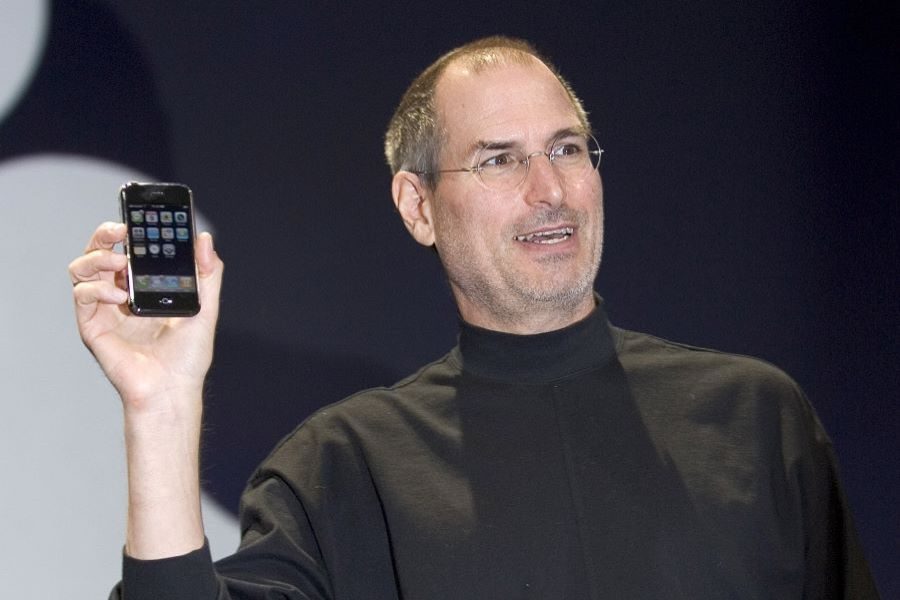 Steve Jobs con el primer modelo para mostrar la evolución del iPhone