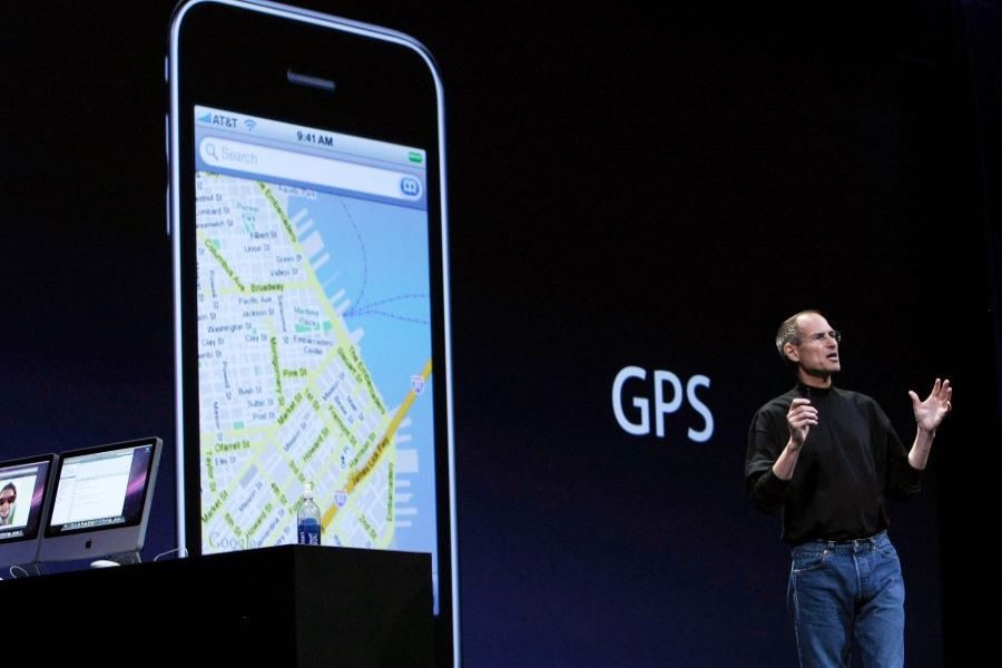 Ejecutivos de Apple mostrando el iPhone 3 1