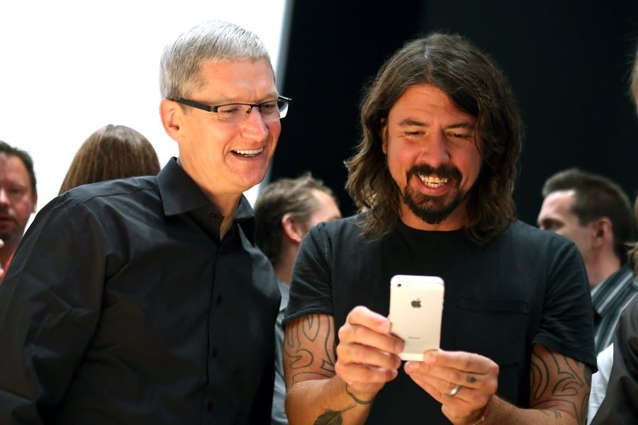 Ejecutivo de Apple mostrando el iPhone 5c 1