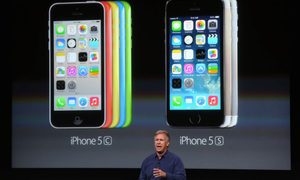 Ejecutivo de Apple mostrando el iPhone 5c 2