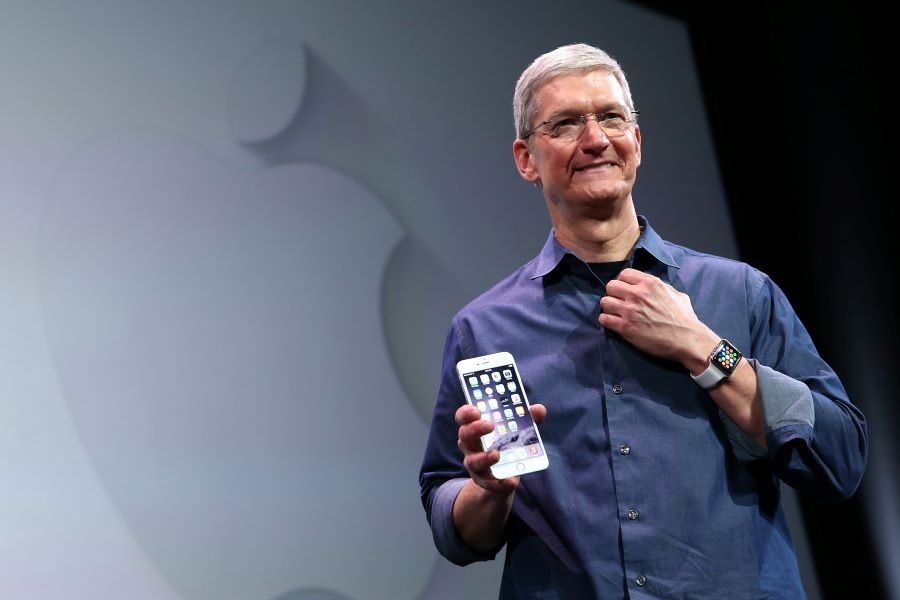 Ejecutivos de Apple mostrando el iPhone 6 2