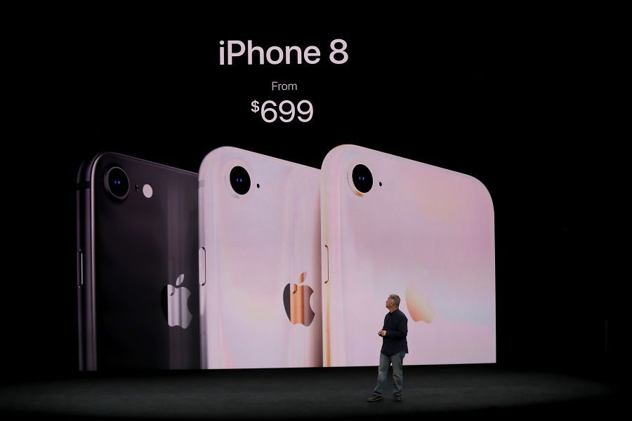 Ejecutivos de Apple mostrando el iPhone 8 1