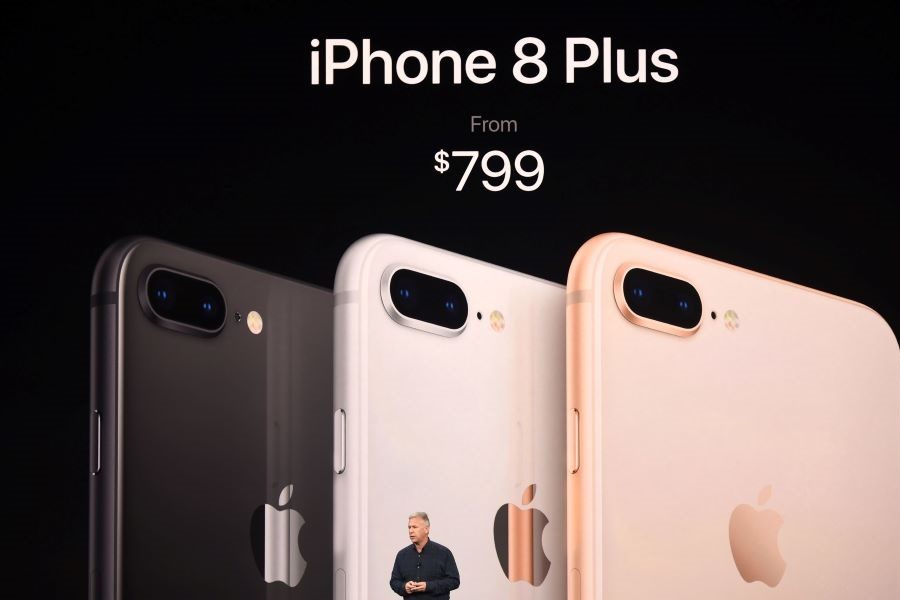 Ejecutivos de Apple mostrando el iPhone 8 2