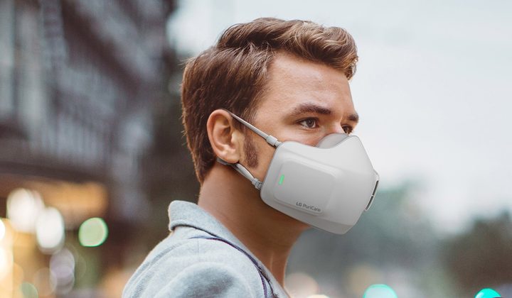 un joven con la mascarilla inteligente LG PuriCare Air Purifying Mask puesta, de color blanco