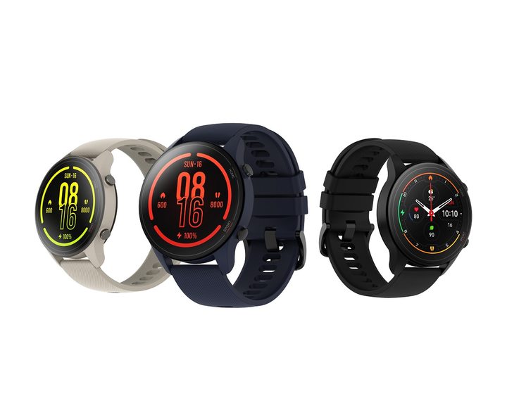 tres relojes inteligentes Xiaomi Mi Watch, uno de color negro, otro beis y otro azul