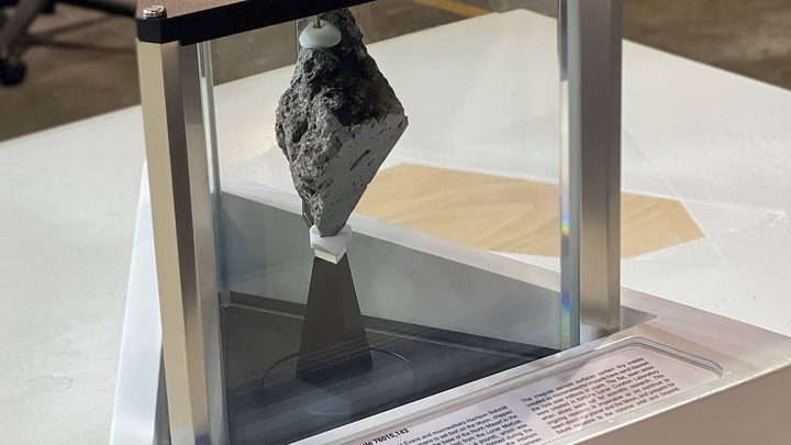 El presidente Joe Biden colocó un pedazo de roca lunar en el Despacho Oval