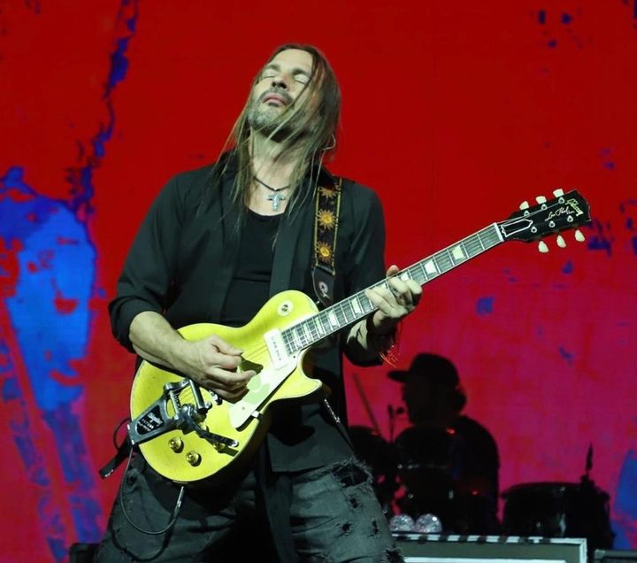 Guitarrista Sergio Vallín tocando la guitarra