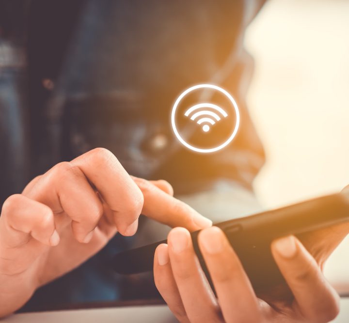 La imagen muestra una persona conectándose a una red Wifi.