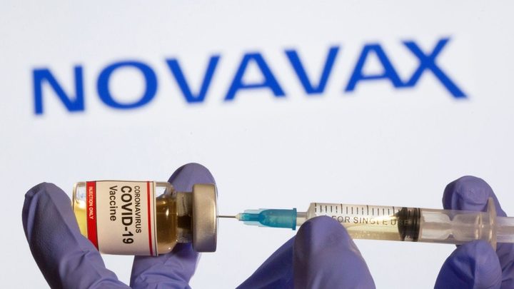 La imagen muestra la vacuna desarrollada por Novavax.