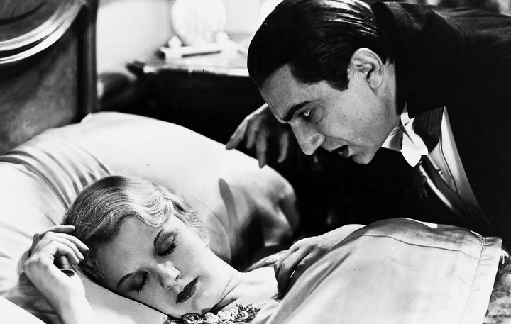 La imagen muestra una escena de la película Drácula de 1931.