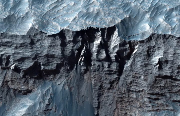 Imagen del Valle del Marinero tomada por la cámara HiRISE del Orbitador de Reconocimiento de Marte