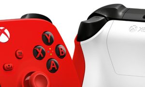 Vista frontal y trasera del control Pulse Red de Xbox One