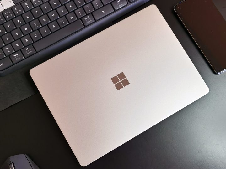 Surface Laptop Go sobre escritorio
