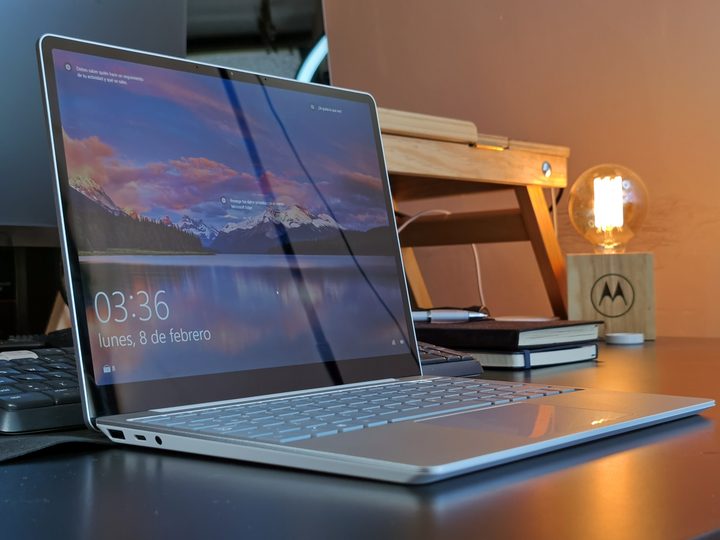 Pantalla encendida de la Surface Laptop Go